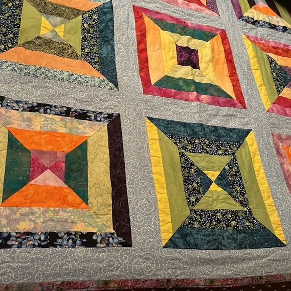 Beautiful Handmade Quilt 🛏️💜💙💚💛 - Picture 4 of 6